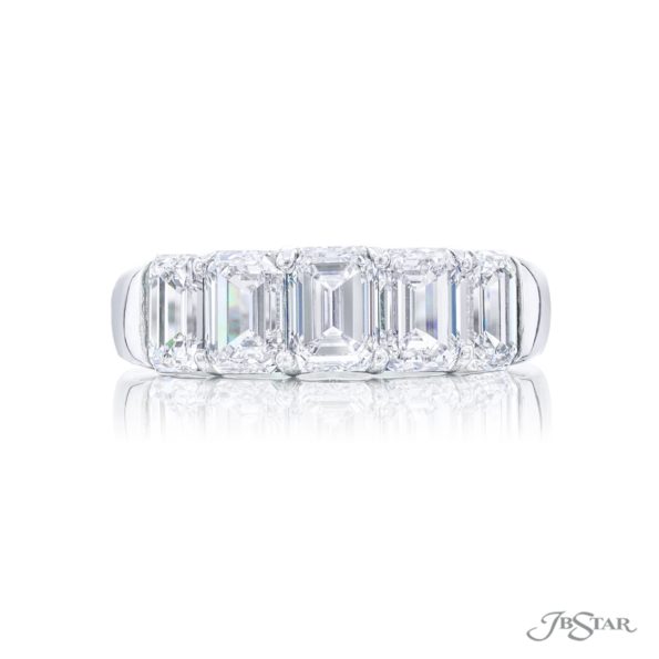 Elegance Elevated: Timeless Single-Row Emerald-Cut Diamond Wedding Band in Pure Platinum