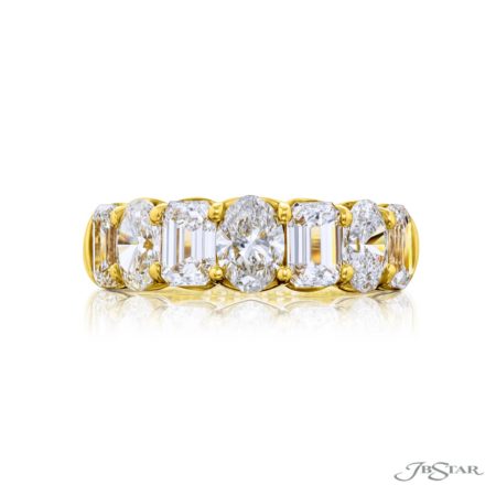 Iconic Single-Row Diamond Band | Emerald-Cut & Oval-Cut Design in 18K Gold Iconic Single-Row Diamond Band | Emerald-Cut & Oval-Cut Design in 18K Gold